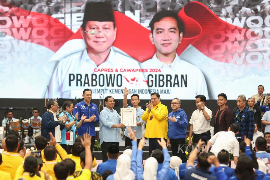 Para ketua umum Koalisi Indonesia Maju foto bersama dengan bacapres Prabowo Subianto dan bacawapres Gibran Rakabuming Raka di Indonesia Arena, Jakarta, Rabu (25/10/2023). 