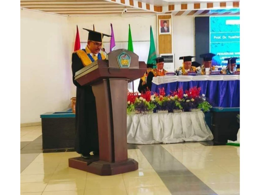 Yusthinus T Male berpidato dalam acara pengukuhan dirinya menjadi guru besar dalam bidang kimia anorganik di Universitas Pattimura, Ambon, Maluku, pada 7 Desember 2022.
