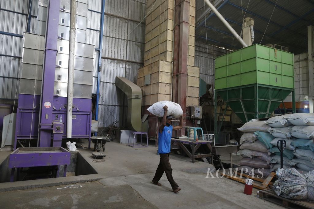 Pekerja di penggilingan beras milik Koperasi Serba Usaha (KSU) Citra Kinaraya sedang mengemas beras khusus di Desa Mlatiharjo, Gajah, Demak, Jawa Tengah, Jumat (3/3/2023). Kapasitas produksi penggilingan milik KSU Citra Kinaraya ini berkisar 8-10 ton per hari. 