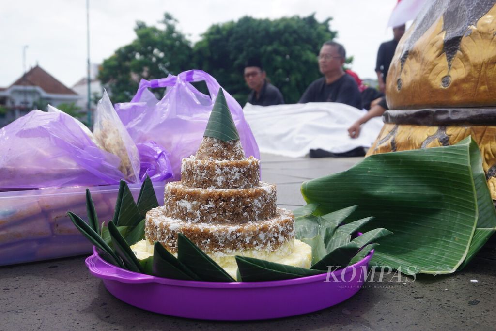 Aliansi Rakyat Menggugat membawa tumpeng tiwul atau nasi olahan singkong saat demonstrasi di Alun-alun Purwokerto, Kabupaten Banyumas, Jawa Tengah, Rabu (6/3/2024).