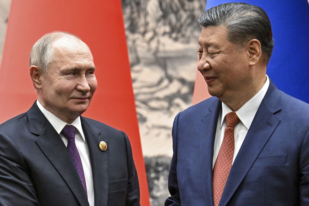 Presiden Rusia Vladimir Putin (kiri) dan Presiden China Xi Jinping saling memandang saat berjabat tangan menjelang pertemuan mereka di Beijing, China, 16 Mei 2024. Keduanya dijadwalkan bertemu lagi di sela KTT Organisasi Kerja Sama Shanghai (SCO) di Astana, Kazakhstan, Kamis (4/7/2024). 