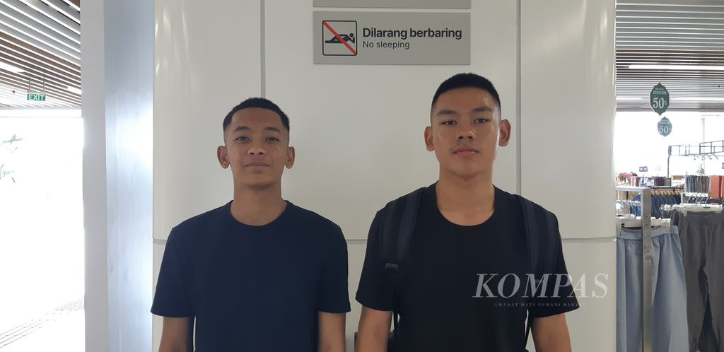 Bintang (kiri) dan Rawven, penumpang kereta cepat yang baru tiba dari Bandung, Jawa Barat, Sabtu (30/3/2024), di Stasiun Kereta Cepat Halim, Jakarta Timur.