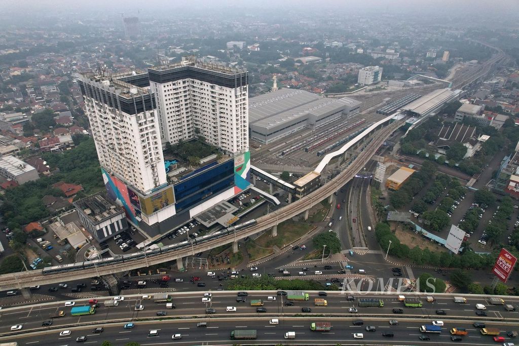 Apartemen dan pusat perbelanjaan Poins yang terhubung dengan Stasiun MRT di Lebak Bulus, Jakarta, Kamis (27/7/2023). Perkembangan infrastruktur moda raya terpadu (MRT) dan kereta api ringan (LRT) akan mendorong permintaan hunian vertikal berkonsep kawasan berorientasi transit (TOD). 