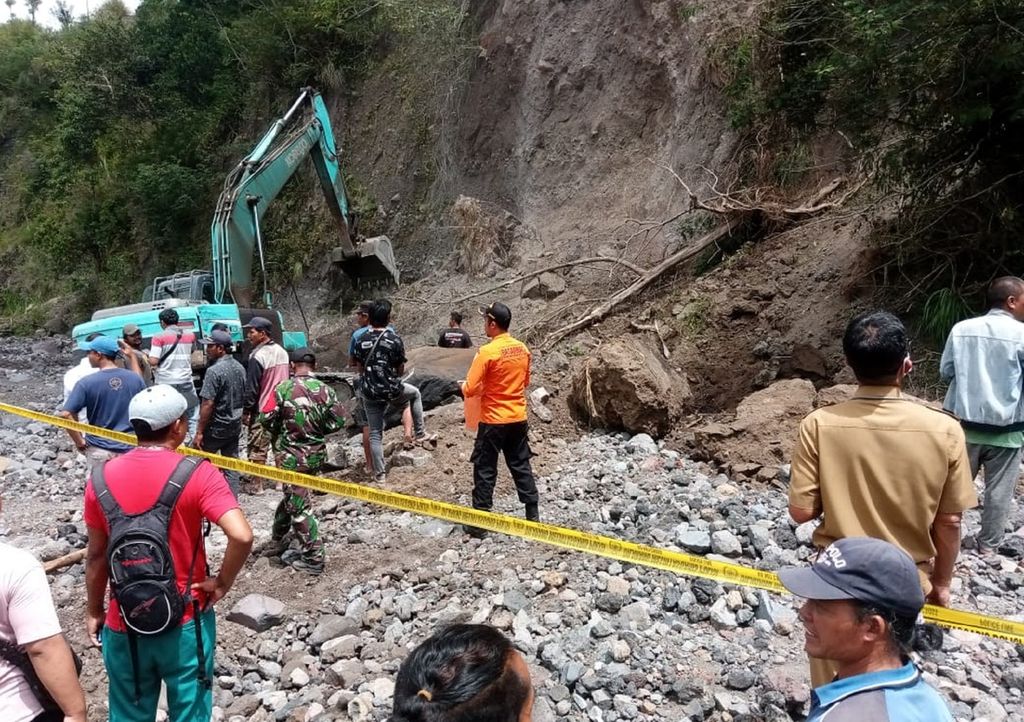 Dokumentasi Basarnas Bali menampilkan upaya pencarian dan pertolongan oleh tim SAR gabungan terhadap korban longsor di Dusun Kemoning, Desa Bhuana Giri, Kecamatan Bebandem, Kabupaten Karangsem, Bali, Senin (11/9/2023). 