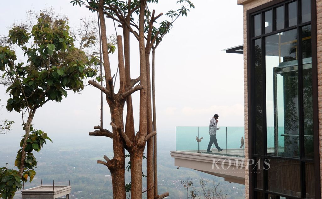 Salah satu sudut balkon yang menjadi daya tarik utama dengan pemandangan ketinggian dari lereng Menoreh di Plataran Langit Khatulistiwa, Desa Candirejo, Kecamatan Borobudur, Kabupaten Magelang, Jawa Tengah, Rabu (15/11/2023). 