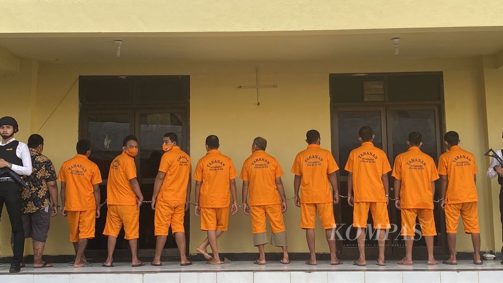 Tersangka penyelundupan narkotika ditangkap oleh aparat Kepolisian Daerah Aceh dihadirkan saat rilis kasus tahunan, Jumat (23/12/2022), di kantor Polda Aceh, di Banda Aceh.