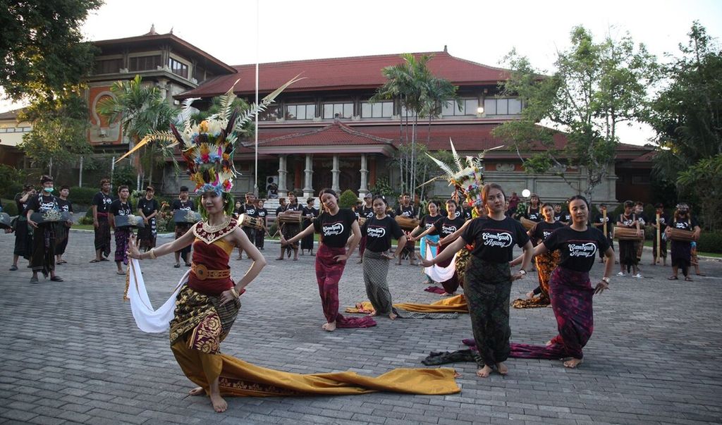 Institut Seni Indonesia (ISI) Denpasar membuat garapan Gambyuh Agung, sebuah ciptaan barungan gamelan dengan konsep Asta Swara Bisah, untuk ditampilkan pada pawai (<i>peed aya</i>), yang mengawali kegiatan PKB 2022. Dokumentasi ISI Denpasar menampilkan suasana latihan seniman ISI Denpasar. 