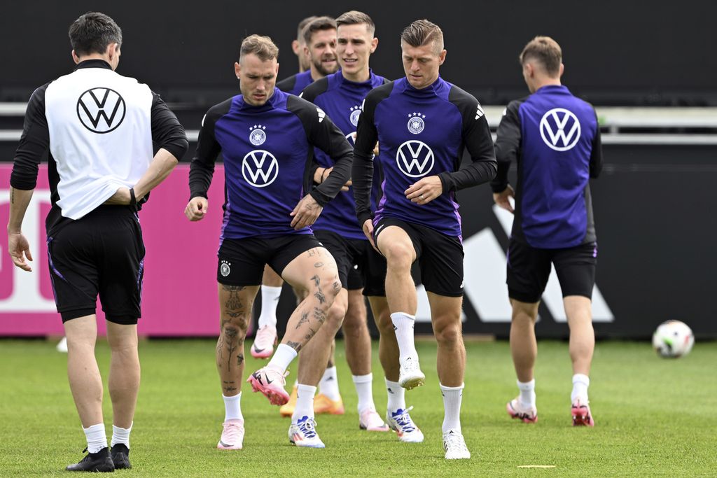 Pemain Jerman, antara lain David Raum, Niclas Fullkrug, Nico Schlotterbeck, dan Toni Kroos, sedang berlatih di markas tim di Herzogenaurach, Jerman, Rabu (5/6/2024). 