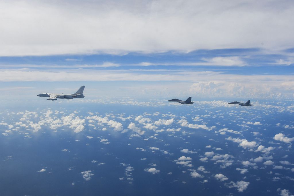  Foto yang dirilis kantor berita China, Xinhua, memperlihatkan beberapa jet tempur Komando Palagan Timur Pasukan Pembebasan Rakyat (PLA) China saat menggelar latihan di sekitar wilayah udara Taiwan, 7 Agustus 2022. 