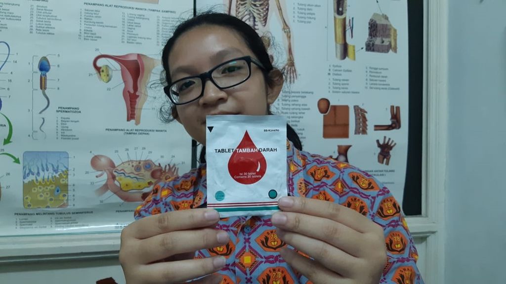 Salah satu siswa SMAN 78 Jakarta menunjukkan tablet tambah darah yang digunakan untuk mencegah terjadinya anemia pada remaja.