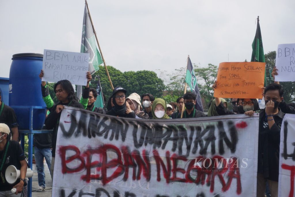 Ratusan pengemudi ojek daring dan mahasiswa menggelar aksi damai terkait kenaikan harga BBM di Alun-alun Purwokerto, Banyumas, Jawa Tengah, Rabu (7/9/2022).