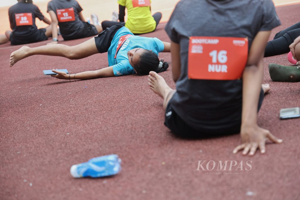 Pelari peserta Bootcamp Bank Jateng Young Talent melemaskan otot setelah mengikuti <i>balke test</i> di Stadion Jatidiri, Semarang, Jawa Tengah, Kamis (19/10/2023). 