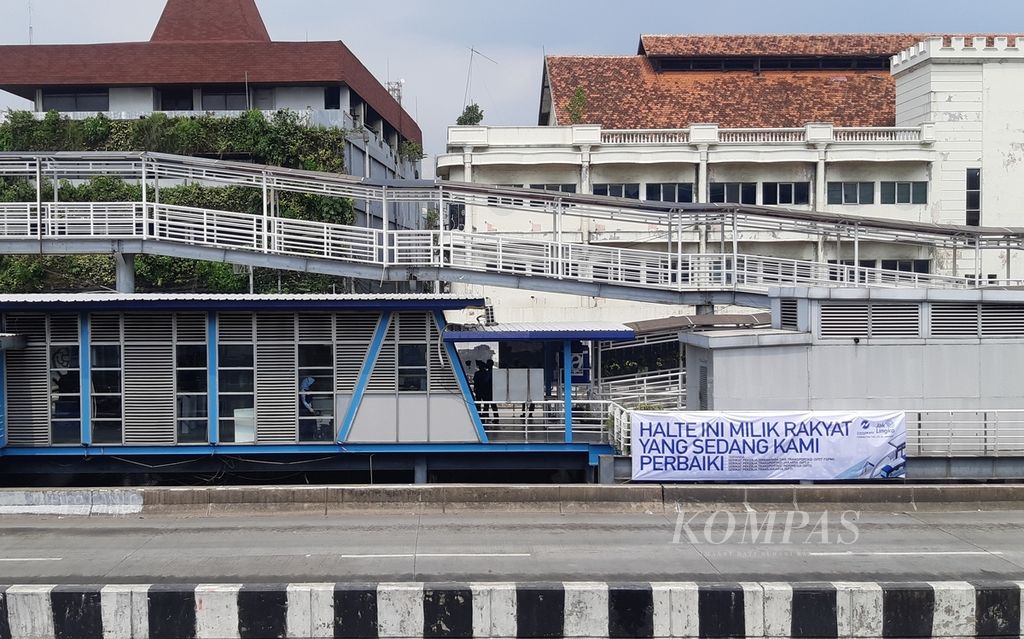 Halte Transjakarta Harmoni, Jakarta Pusat, terlihat sepi setelah PT Transjakarta menghentikan layanan operasial Transjakarta pada Selasa (13/10/2020) siang.