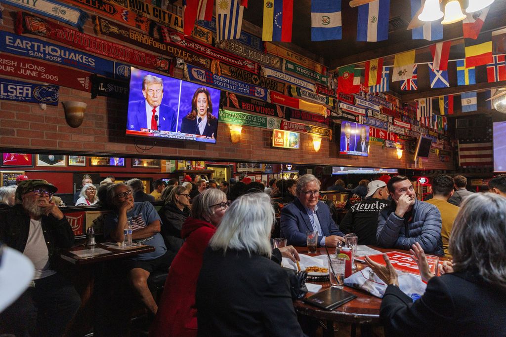 Anggota Partai Republik San Francisco menonton debat presiden antara calon presiden dari Partai Demokrat, Wakil Presiden Kamala Harris, dan calon presiden dari Partai Republik, mantan Presiden Donald Trump, di Mad Dog in the Fog pada hari Selasa (10/9/2024) di San Francisco, AS. 