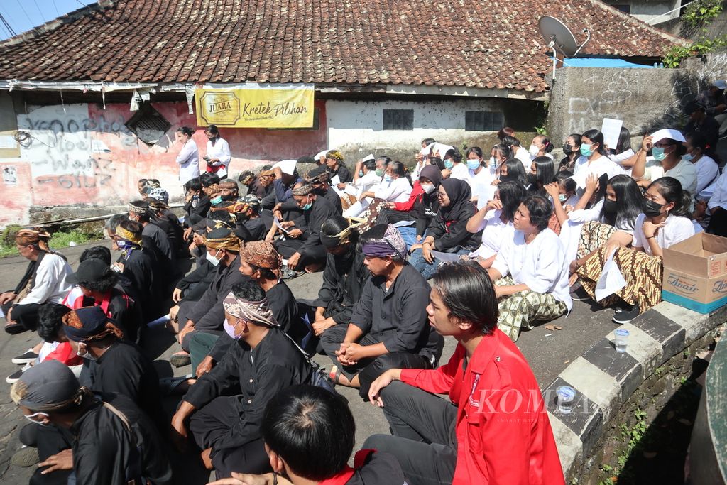 Masyarakat Adat Karuhun Urang Sunda Wiwitan bersama sejumlah organisasi duduk melantai dalam aksi penolakan pencocokan dan sita eksekusi tanah di Blok Mayasih, Kelurahan Cigugur, Kabupaten Kuningan, Jawa Barat, Rabu (18/5/2022). Rencana eksekusi dinilai melemahkan posisi masyarakat adat.