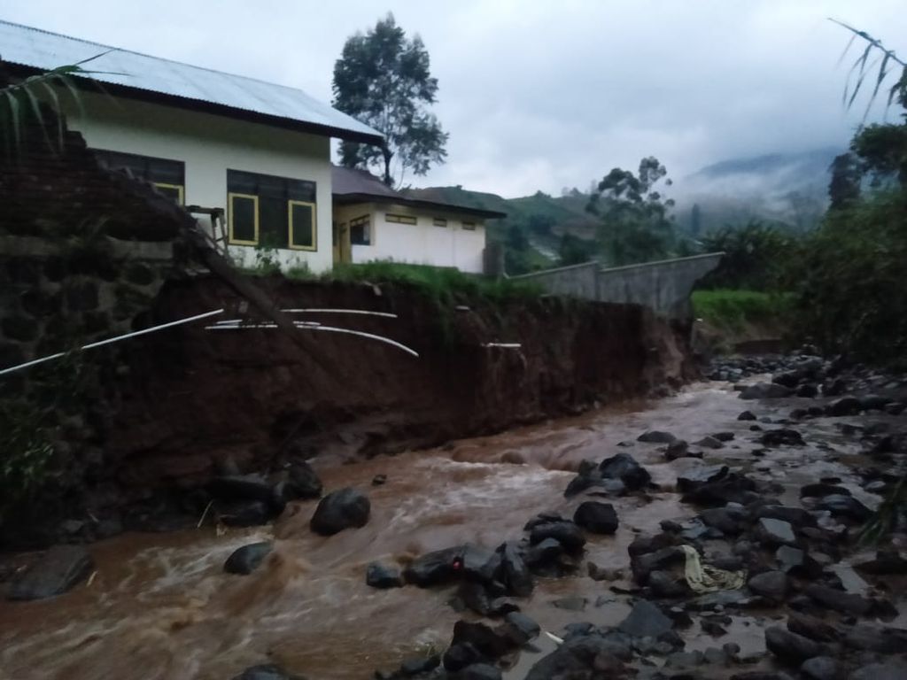 Aliran sungai menggerus fondasi belakang gedung SDN 3 Surengede di Wonosobo, Jawa Tengah, Selasa (8/3/2022).