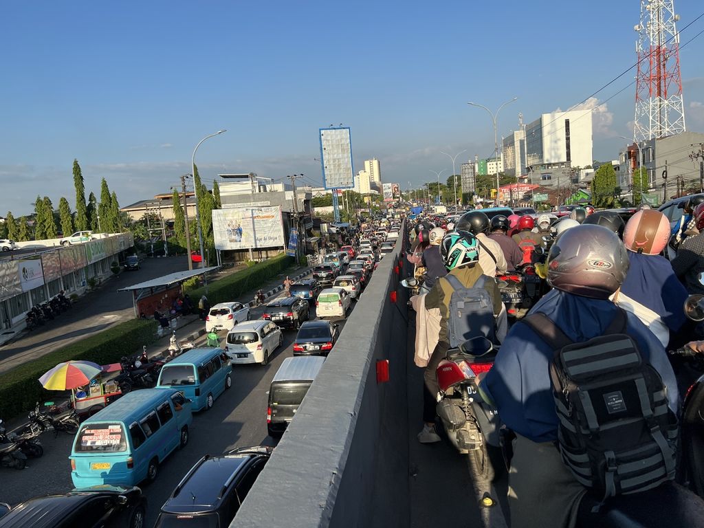 Salah satu ruas jalan di Kota Makassar yang dipadati kendaraan, awal Juni 2022.