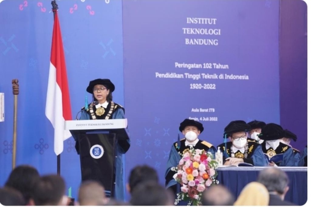 Rektor Institut Teknologi Bandung (ITB) Reini Wirahadikusumah dalam Sidang Terbuka Peringatan ke-102 Perguruan Tinggi Teknik di Indonesia (PTTI) pada 4 Juli 2022.