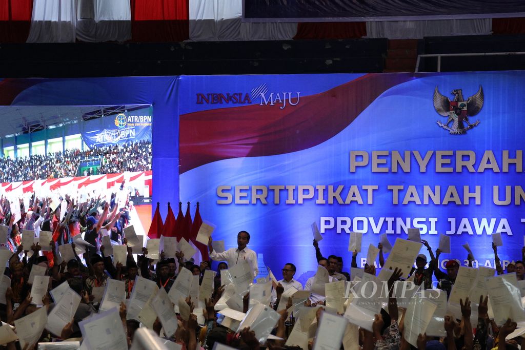 More than 10,000 certificates were distributed to residents of Banyuwangi at the end of April 2024. During the certificate distribution event, which was attended by President Joko Widodo at GOR Tawangalun, Banyuwangi, on Tuesday (30/4/2024), approximately 5,000 residents were present as representatives.