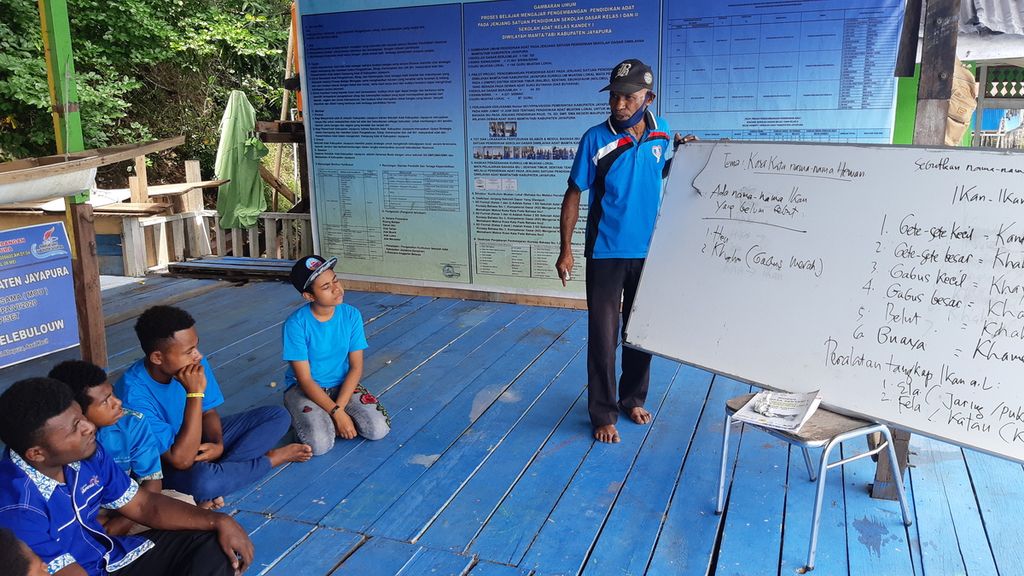 Kegiatan belajar bahasa suku Sentani di Sekolah Adat Kabupaten Jayapura dengan jumlah siswa yang terbatas pada Jumat (10/9/2021). Kabupaten Jayapura termasuk salah satu daerah di Provinsi Papua yang masuk  zona merah kasus Covid-19. 