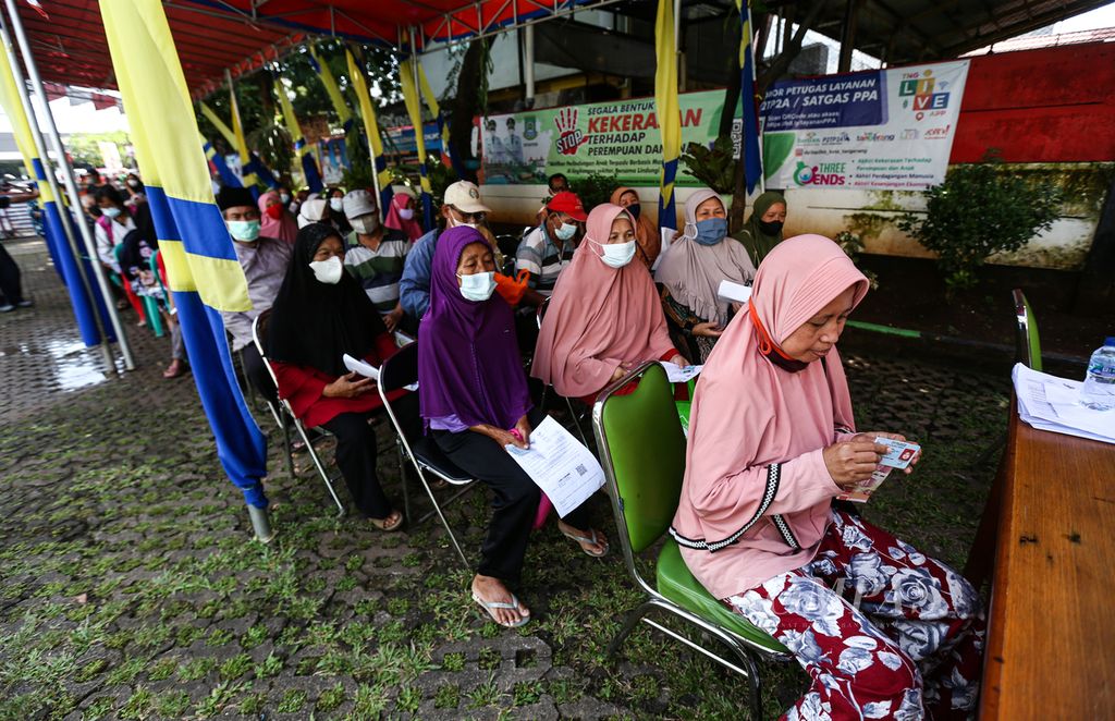 Warga mengantre untuk menerima dana bantuan program sembako tahun 2022 di Kelurahan Larangan Utara, Larangan, Kota Tangerang, Banten, Kamis (3/3/2022). Pembagian bantuan tahap pertama dari Kementerian Sosial ini dilakukan dengan tetap memperhatikan protokol kesehatan.