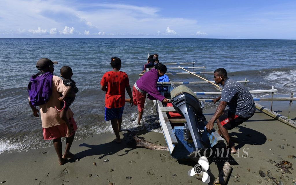 Sejumlah orang mendorong perahu motor yang akan digunakan untuk menyusuri perairan di Selat Yapen dari Kampung Rosbori, Distrik Windesi, Kabupaten Kepulauan Yapen, Papua, Kamis (30/9/2021). 