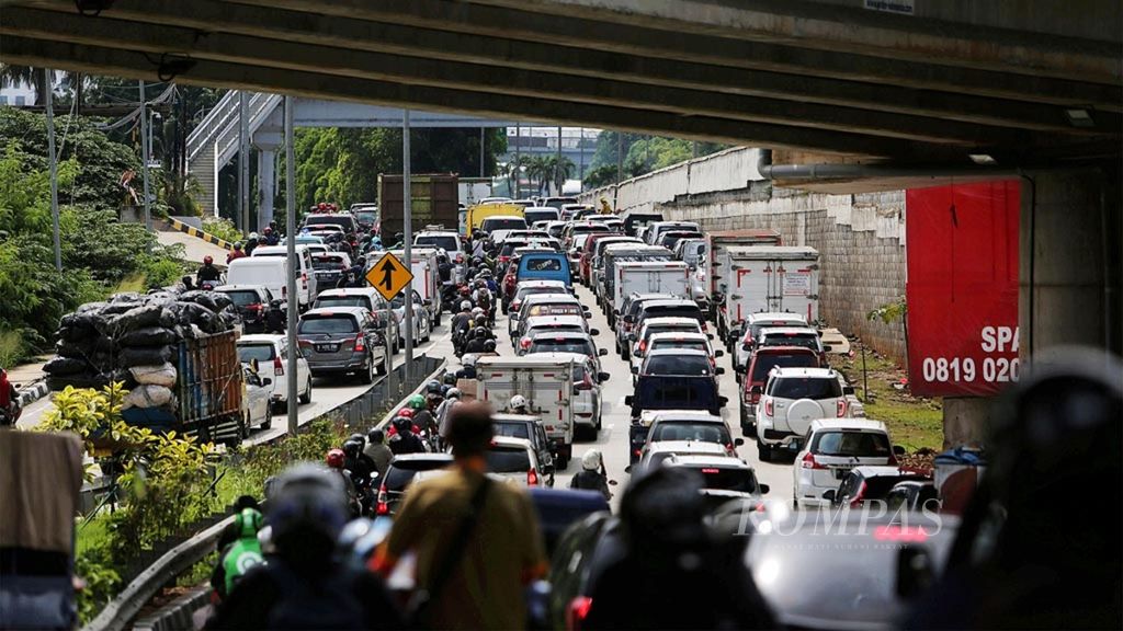 Traffic jam on Jalan TB Simatupang, East Cilandak, South Jakarta, back to a standstill,  on Monday (6/4/2020).