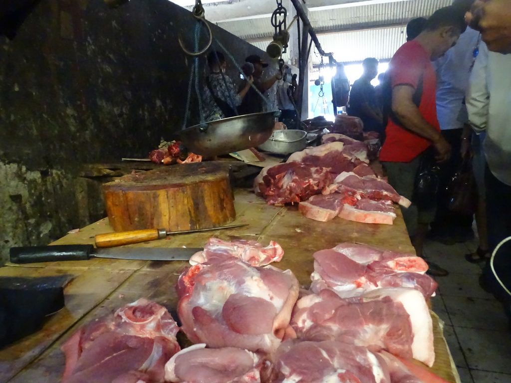 Daging babi dijual di Pasar Naikoten, Kupang, Nusa Tenggara Timur, dengan harga Rp 20.000 per kilogram (kg), turun dari sebelumnya mencapai Rp 80.000 per kg, Selasa (23/2/2021). Meski murah, daging ini tidak diminati konsumen karena takut virus demam babi afrika (ASF). Virus yang sempat menghilang Juni 2021 itu kini kembali menyerang babi di Kota Kupang dan sekitarnya. Penjagalan ternak hendaknya dilakukan di rumah potong hewan untuk mencegah penyebaran ASF. 