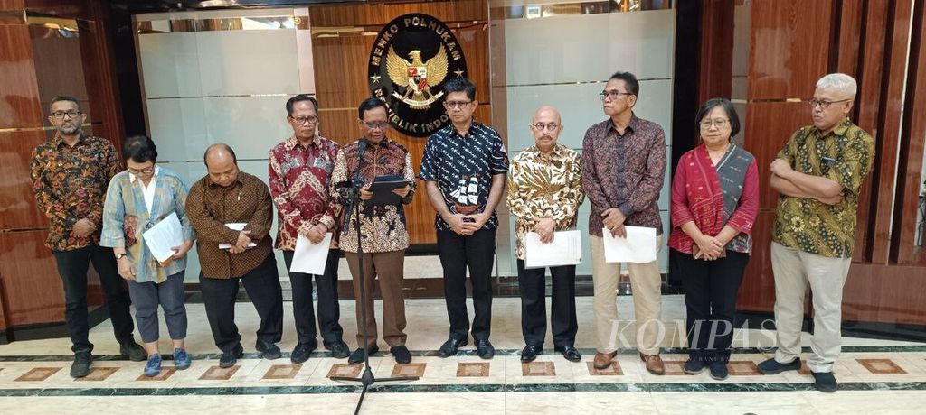 Menteri Koordinator Bidang Politik, Hukum, dan Keamanan Mahfud MD (lima dari kiri) mengumumkan bahwa Tim Percepatan Reformasi Hukum yang dibentuk sejak akhir Mei 2023 lalu telah merampungkan rekomendasinya di Jakarta, Selasa (22/8/2023). Rekomendasi itu selanjutnya akan diserahkan kepada Presiden Joko Widodo.