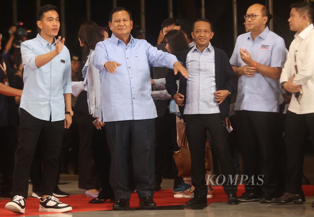 Pasangan calon presiden-calon wakil presiden nomor urut 2, Prabowo Subianto-Gibran Rakabuming Raka, tiba di tempat debat yang diselenggarakan Komisi Pemilihan Umum, di Jakarta Convention Center, Jumat (22/12/2023). 