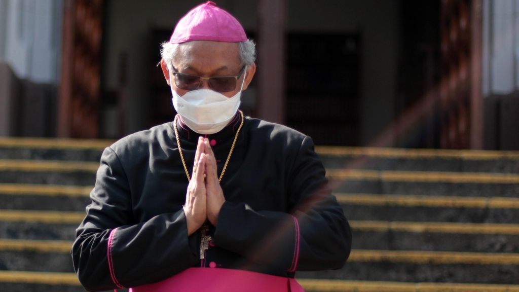 Uskup Bogor Mgr Paskalis Bruno Syukur yang memimpin misa percobaan adaptasi baru di Gereja Katedral Santa Perawan Maria, Bogor, Jawa Barat, Minggu (12/7/2020). 