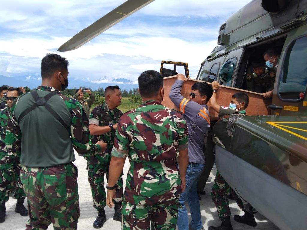 Evakuasi jenazah salah satu dari tiga prajurit TNI yang gugur dalam serangan KKB di Kabupaten Puncak ke Timika, Papua, Jumat (28/1/2022).