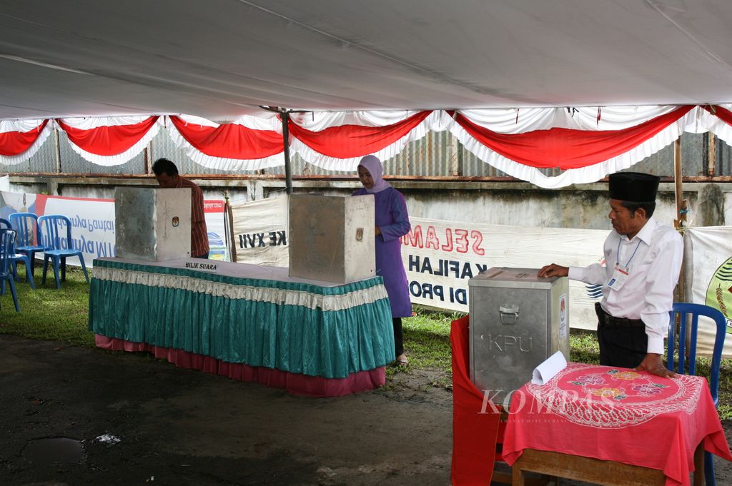Pemilih mencoblos surat suara di salah satu tempat pemungutan suara (TPS) di Kota Bengkulu, Sabtu (3/7/2010).