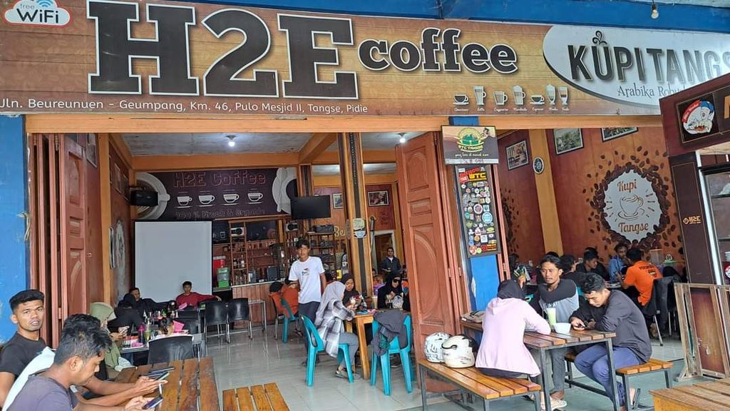 Suasana di warung kopi H2E di Kecamatan Tangse, Kabupaten Pidie, Aceh, Oktober 2022. Warung kopi H2E menjual kopi liberika khas Tangse. Penjualan kopi liberika Tangse mengalami peningkatan.