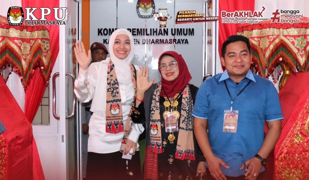 Pasangan calon bupati dan wakil bupati Dharmasraya Annisa Suci Ramadhani (kiri)-Leli Arni (tengah), didampingi Ketua DPD Partai Amanat Nasional Dharmasraya Ade Sudarman, berfoto di sela-sela mendaftar di KPU Dharmasraya, Sumatera Barat, Rabu (28/8/2024). 