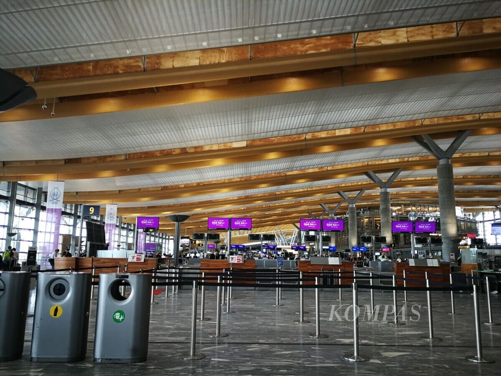 Bandara International Oslo dengan interior bergaya Skandinavia.