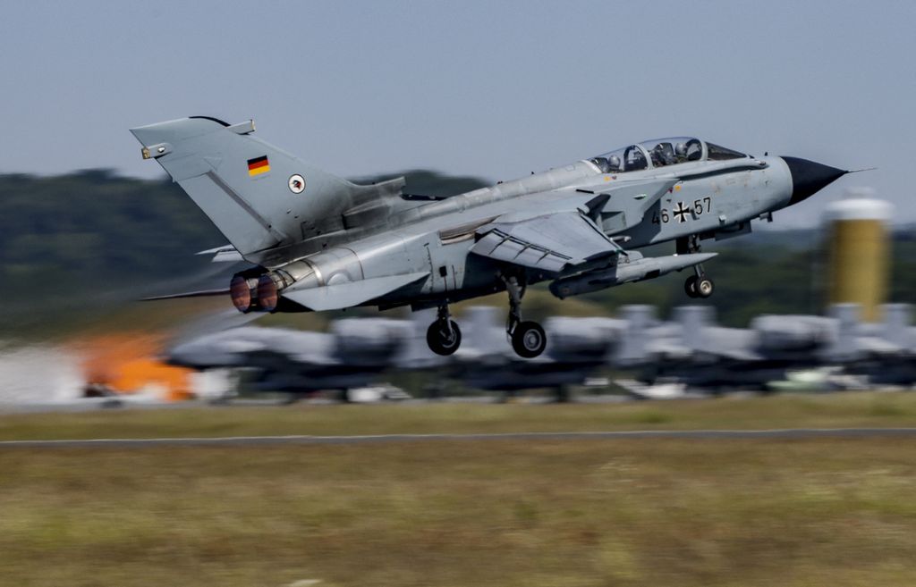 Sebuah pesawat Jerman, ECR Tornado, lepas landas saat latihan perang ”Air Defender 23” di pangkalan militer Jagel, Jerman utara, 9 Juni 2023. Latihan perang ini yang terbesar yang pernah digelar NATO. 