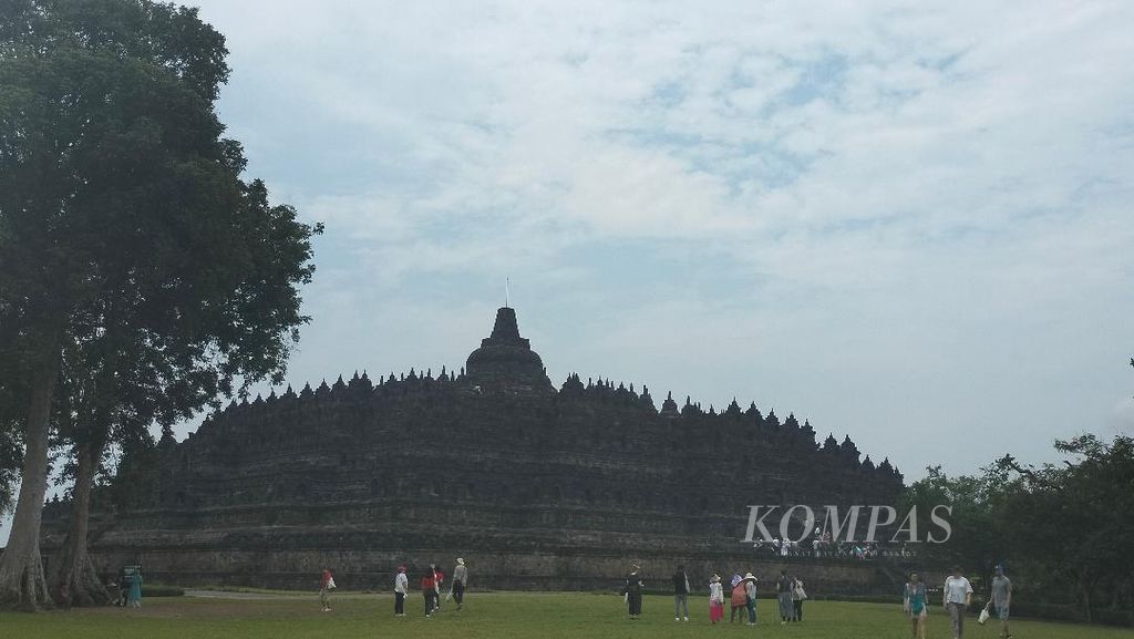 Candi Borobudur tampak ramai didatangi wisatawan pada libur hari raya Nyepi, Rabu (22/3/2023).