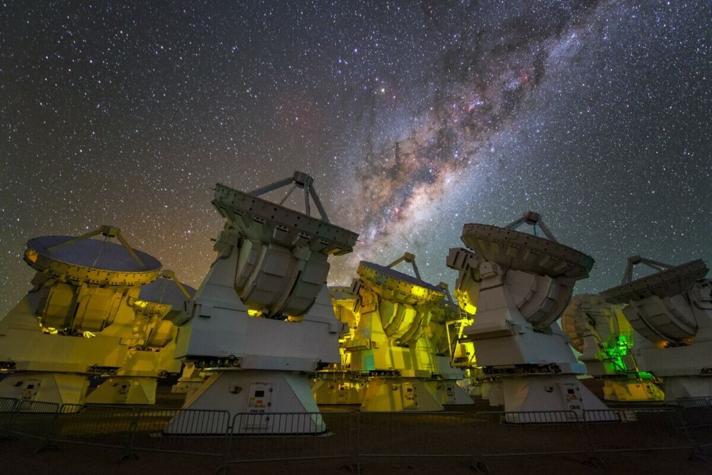 Teleskop radio astronomi interferometer di gurun Atacama, Chile utara.