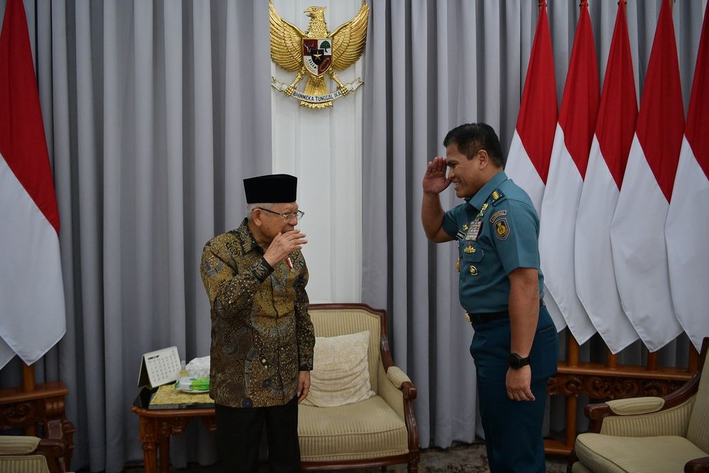 Wakil Presiden Maruf Amin menerima audiensi pemimpin salah satu matra TNI, yakni Kepala Staf TNI Angkatan Laut (KSAL) Laksamana Muhammad Ali, di kediaman resmi Wapres, Jakarta Pusat, Selasa (23/7/2024), 