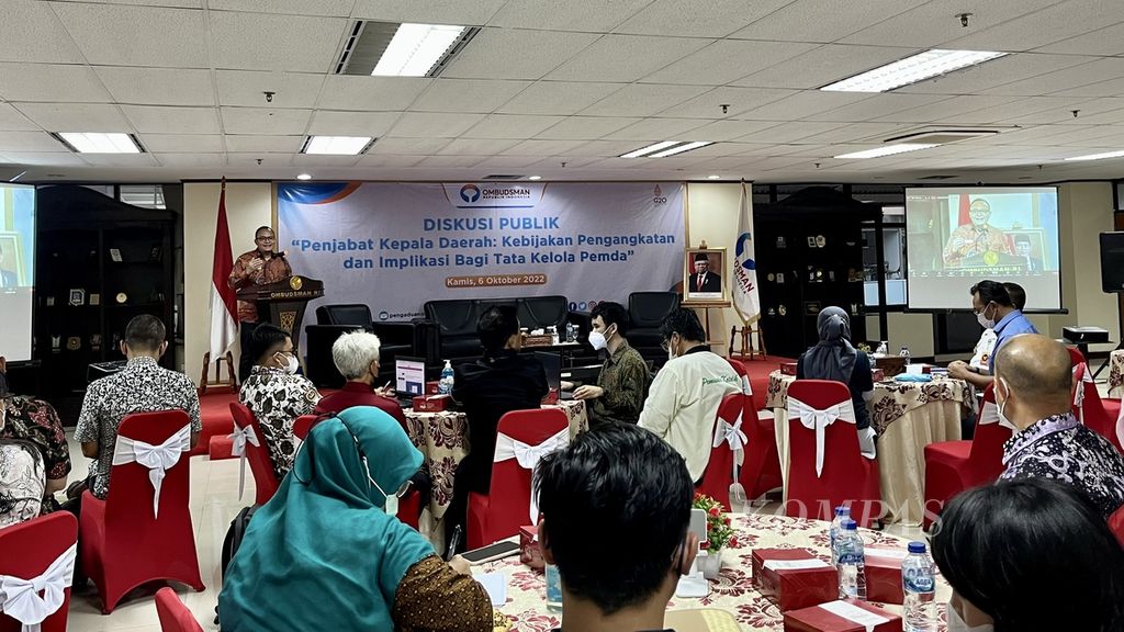 Anggota Ombudsman Republik Indonesia, Robert Na Endi Jaweng, memberikan paparan saat diskusi publik bertajuk "Penjabat Kepala Daerah: Kebijakan Pengangkatan dan Implikasi bagi Tata Kelola Pemda", yang diselenggarakan di Kantor ORI, Jakarta, Kamis (6/10/2022).