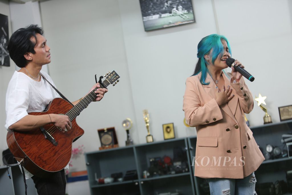 Penampilan bintang tamu Idgitaf saat Inaugurasi Magangers Kompas Muda batch XII di Gedung Kompas Gramedia, Jakarta (9/12/2021). 