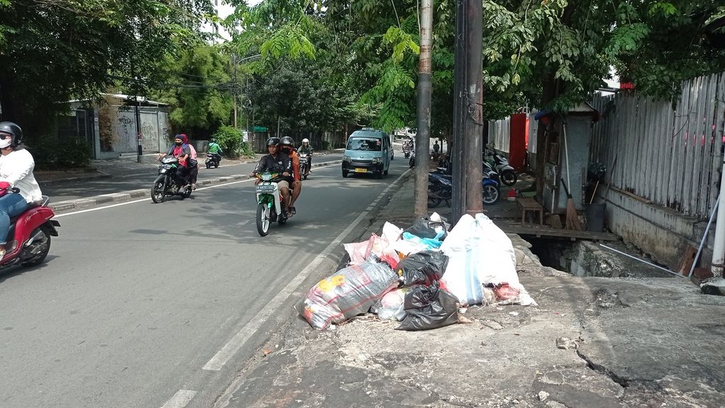 Tumpukan sampah di tepi Jalan Raya Kebayoran Lama, Jakarta, Selasa (25/4/2023).