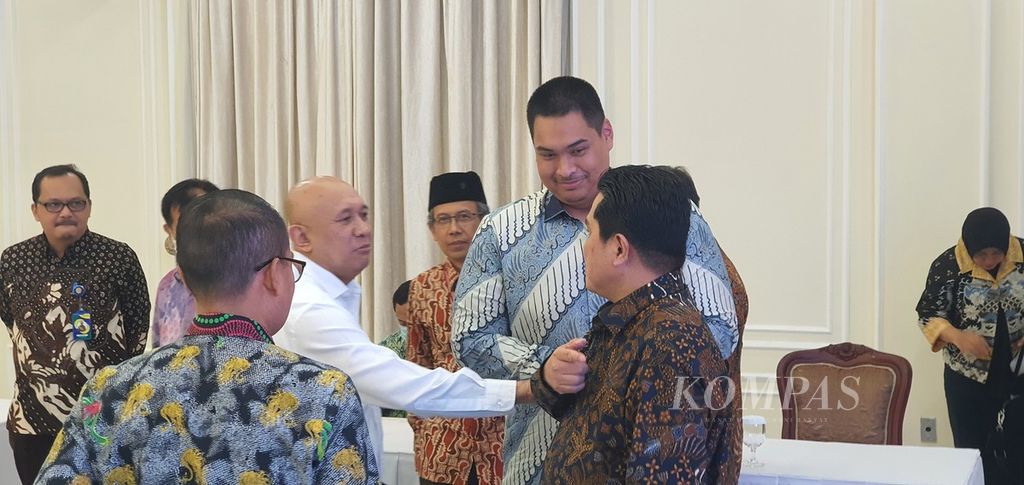 Menteri Koperasi dan UKM Teten Masduki (berkemeja putih), Menteri Pemuda dan Olahraga Dito Ariotedjo, dan Menteri BUMN Erick Thohir (kanan, berdiri menyamping) berbincang informal di sela rapat terkait kepemudaan dan DBON di Istana Wapres, Jakarta, Selasa (30/5/2023).