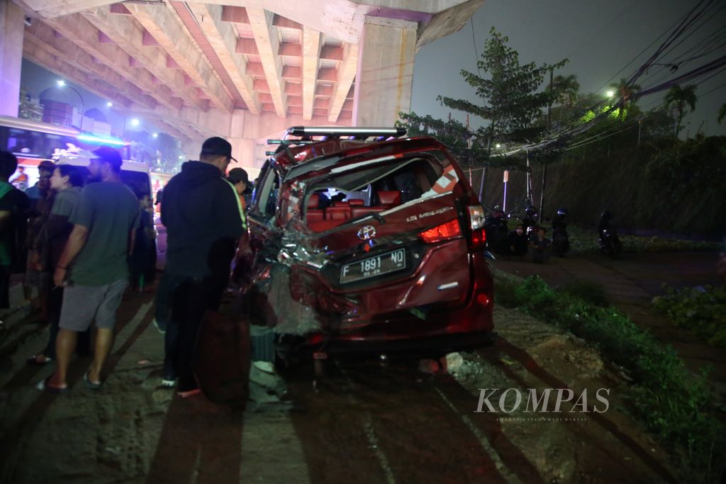 Sebuah kendaraan minibus yang ditabrak truk pengangkut BBM bernomor polisi B 9598 BEH dalam sebuah kecelakaan beruntun di Jalan Alternatif Cibubur, Kranggan, Bekasi, Jawa Barat, Senin (18/7/2022). 