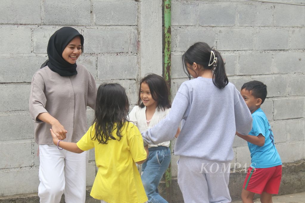 Anak-anak bermain di lapangan Gang Apandi, RW 008 Kelurahan Braga, Kecamatan Sumur Bandung, Kota Bandung, Jawa Barat, Sabtu (4/2/2023). Pada akhir pekan, kawasan ini kerap diramaikan anak-anak yang bermain bersama tanpa menggunakan gawai.