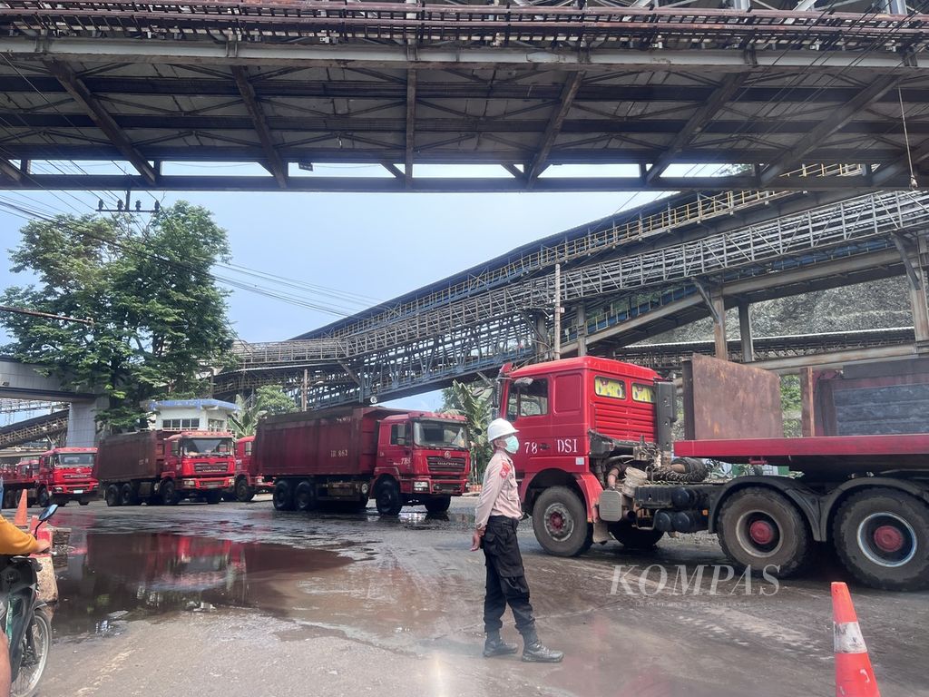 Truk berjejer di jalan masuk kawasan PT IMIP, di Morowali, Kamis (26/12/2023). Perusahaan ini menjadi salah satu yang terbesar di Sulawesi Tengah.