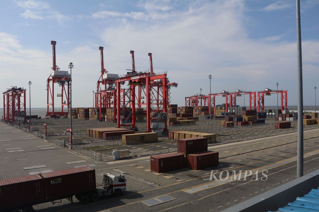 Aktivitas bongkar muat peti kemas di Pelabuhan Internasional Peti Kemas Belawan, Medan, Sumatera Utara, Sabtu (8/4/2023). Layanan terpadu dan sistem digital diterapkan untuk menekan waktu tunggu barang untuk keluar dari pelabuhan.