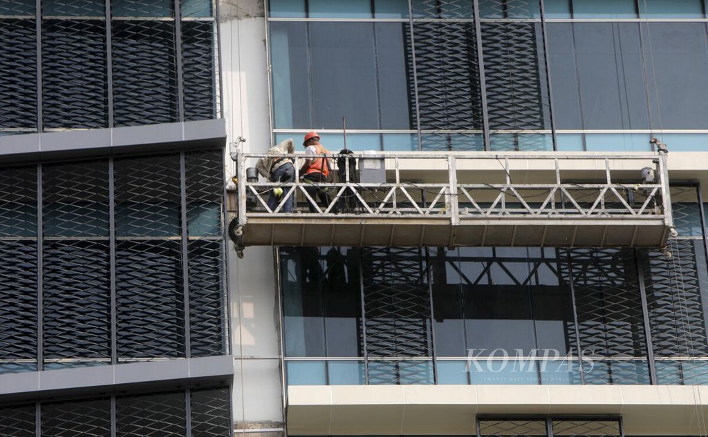 Pekerja konstruksi mengerjakan pembangunan gedung bertingkat di Rawamangun, Jakarta, Selasa (28/5/2024). Tenaga kerja konstruksi atau tukang bangunan merupakan pekerjaan informal yang berperan penting dalam pembangunan infrastruktur. Sebanyak 60 persen pekerja di Indonesia atau sekitar 83 juta pekerja bekerja di sektor informal dan gig (pekerja lepas).