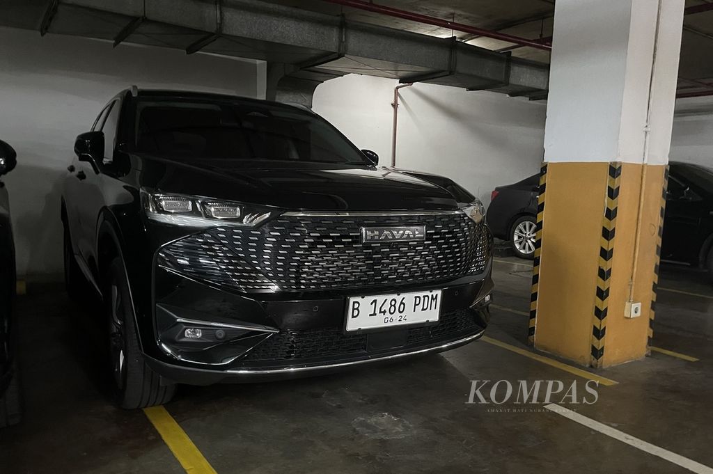 Fitur asistensi parkir otomatis mobil GWM Haval H6 HEV masih belum mulus benar. Terkadang, posisi parkir tidak diinginkan, misalnya berada tepat di atas garis pembatas.